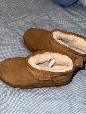 Uggs- Plateform Uggs- barely worn! Good condition except few cat bites by heels